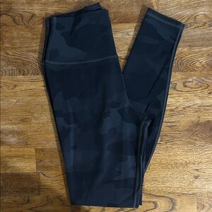 ALO Yoga Size M Black Camo High Waisted Performance Leggings
